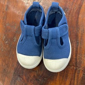 GUC chuy navy blue shoes